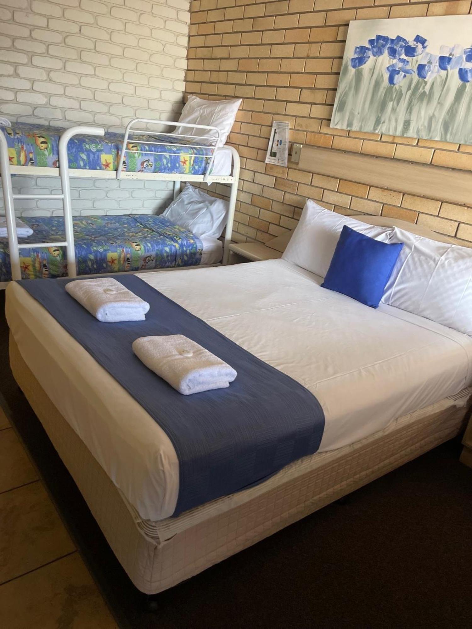 Castle Motor Lodge Bowen Extérieur photo