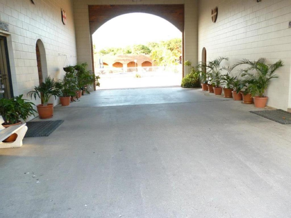 Castle Motor Lodge Bowen Extérieur photo